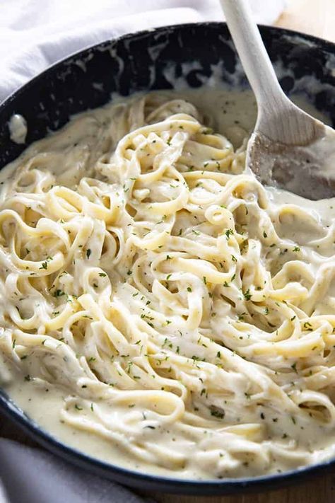 Best Homemade Alfredo Sauce - The Salty Marshmallow Fettucini Alfredo, Salty Marshmallow, Make Alfredo Sauce, Chicken Alfredo Recipes, Chicken Alfredo Pasta, Homemade Alfredo, Alfredo Sauce Recipe, Homemade Alfredo Sauce, Alfredo Recipe