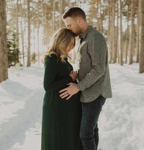 Early Winter Maternity Photos, Colorado Winter Maternity Pictures, Winter Snow Maternity Photoshoot, Cute Winter Maternity Pictures, Winter Maternity Couple Photos, Maternity Photography In Winter, Onesie Maternity Photos, Maternity Photography Winter Couples, Maternity Photo Shoot Ideas December