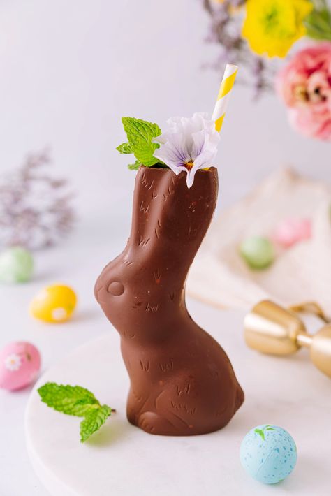 Boozy Bunny Cocktail Bunny Cocktail, Easter Cocktail, White Wine Spritzer, Easter Cocktails, White Chocolate Liqueur, Party Food Dessert, Chocolate Easter Bunny, Spring Cocktails, Chocolate Liqueur