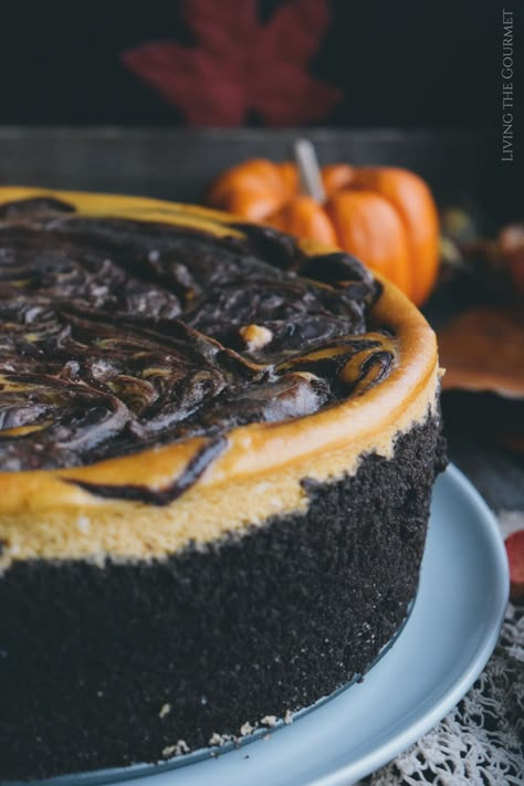 Gourmet Thanksgiving Desserts, Halloween Cheesecake Ideas, Classy Desserts, Pumpkin Chocolate Cheesecake, Chocolate Pumpkin Cheesecake, Thanksgiving Cheesecake, Halloween Cheesecake, Bbq Competition, Pumpkin Swirl Cheesecake