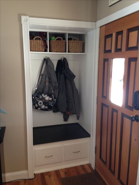 Small front hall closet turned in to mini mud room! Small Coat Closet Ideas, Coat Closet Makeover, Coat Closet Ideas, Mudroom Hallway, Hallway Closets, Small Coat Closet, Front Hall Closet, Mudroom Closet, Closet Redo