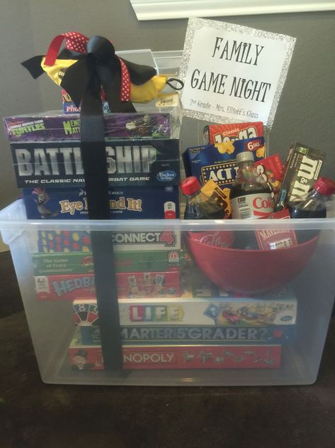 Family game night silent auction basket Game Night Gift Basket, Silent Auction Gift Basket Ideas, Silent Auction Basket, Auction Gift Basket Ideas, Tricky Tray, Chinese Auction, Fundraiser Baskets, Theme Baskets, Silent Auction Baskets