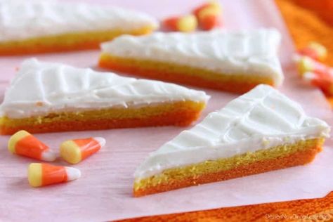 Candy Corn Sugar Cookie Bars Candy Corn Desserts, Candy Corn Sugar Cookies, Pasteles Halloween, Halloween Food Desserts, Layer Bars, Sugar Cookie Bars, Hello Sweetie, Köstliche Desserts, Halloween Desserts