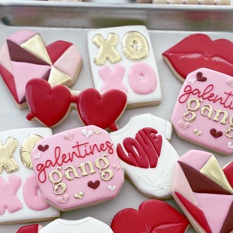 Leah Malvarose on Instagram: "Gatentines gang! 🖤❤️ • • • Those cute geo hearts were inspired by @heb ‘s cute Valentines decor they had this year! #decoratedcookies #customcookies #cookiesofinstagram #sugarsbyleah #galentinescookies #galentinesday" Galentine Party Cookies, Galentines Party Cookies, Geo Hearts, Valentines Cookies, Histamine Intolerance, Cookie Making, Party Cookies, Galentines Party, Valentines Decor