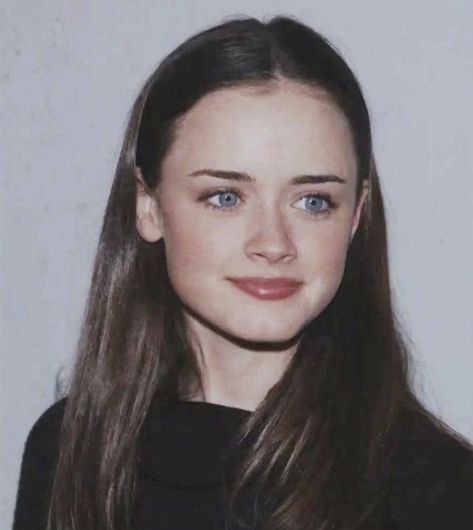 Rory Gilmore Style, Gilmore Girls Seasons, Alexis Bledel, Girl Celebrities, Rory Gilmore, Chuck Norris, Iconic Women, Girls Makeup, Pretty Makeup