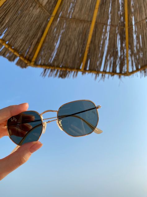 Summer Glasses, Pool Photography, Swimming Glasses, Beach Ootd, Leather Glasses Case, Beach Sunglasses, Sun With Sunglasses, Girl With Sunglasses, Summer Sunglasses