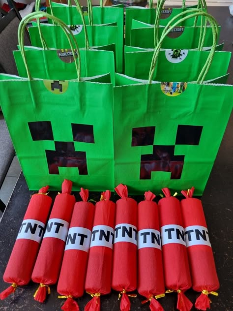 Minecraft Goody Bags, Minecraft Birthday Giveaways, Minecraft Treat Bags, Minecraft Rice Crispy Treats, Minecraft Loot Bags, Minecraft Party Crafts, Minecraft Birthday Goodie Bags, Minecraft Goodie Bag Ideas, Minecraft Loot Bag Ideas