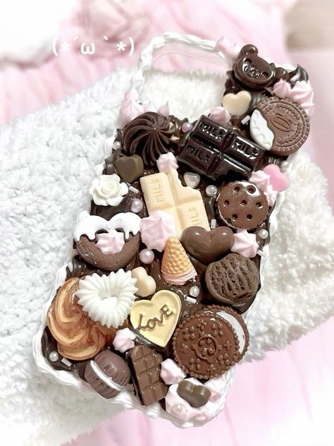 ♪⁺�♡ (@chcoful) on X Chocolate Phone Case, Decoden Aesthetic, Neapolitan Aesthetic, Kawaii Baddie, Decoden Phone Cases, Choco Biscuit, Decoden Diy, Decoden Case, Chocolate Diy