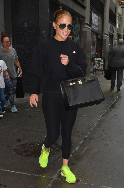 Jlo Casual Outfits Street Style, Lime Green Sneakers Outfit, Yellow Sneakers Outfit Street Style, Neon Sneakers Outfit, Jlo Outfits Casual, Jlo Outfits Street Style, Jlo Style Outfits, Jlo Street Style, Yellow Sneakers Outfit