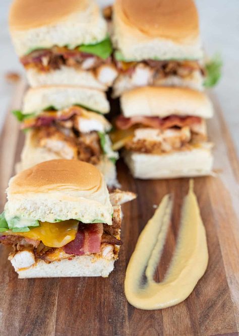 Chicken Sliders Honey Mustard Sliders, Chicken Honey Mustard, Pork Salad Recipes, Chicken Blt, Chicken Honey, Hawaiian Roll, Pork Salad, Blackened Chicken, Chicken Sliders