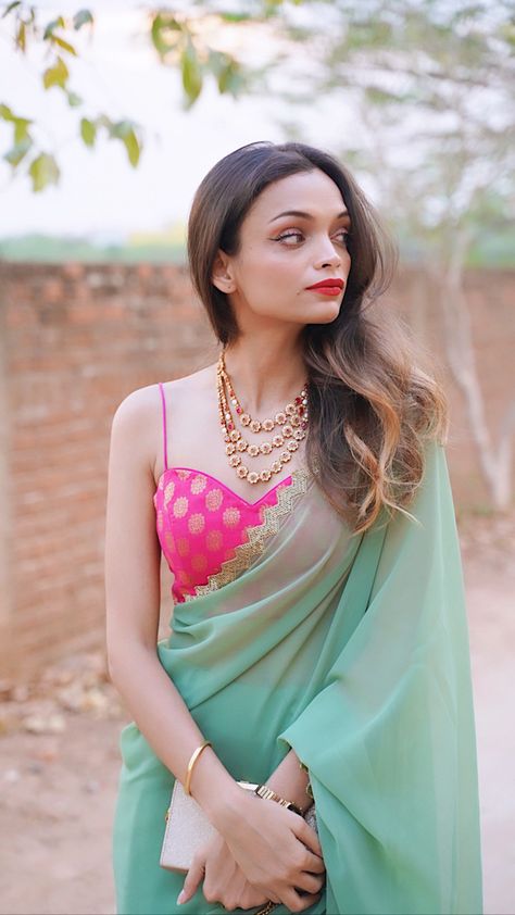 Easy Poses In Saree, Saree Standing Pose, How To Pose In Saree, Saree Photoshoot Poses At Home, Poses With Saree For Instagram, Saree Poses With Friends, Saree Poses At Home, Saree Poses Photoshoot Ideas At Home, Poses In Saree