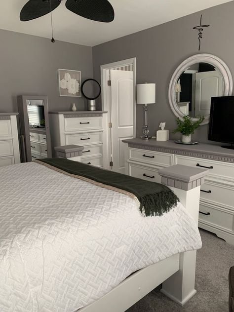 Bed Rooms Ideas Gray Walls, Grey Walls White Bedroom Furniture, Bedroom Inspo Gray Walls, Room Ideas Grey Walls Bedrooms, Room Decor For Grey Walls, Grey Room With White Furniture, Grey Small Room Ideas, Gray And White Room Ideas Bedroom, Room Ideas Aesthetic Grey Black White