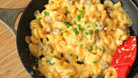 Try This Breakfast Mac and Cheese | Lifehacker Thanksgiving Mac And Cheese, Chicken Crust Pizza, Hot Christmas, Cashew Sauce, Easy Ham, Mac N Cheese Recipe, Egg Dish, Christmas Breakfast, Pancakes And Waffles