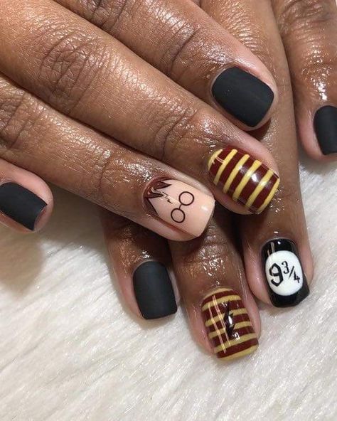 Cute Harry Potter Nail Designs, Grifindor Nails, Hufflepuff Nails Simple, Griffindor Nails Designs, Easy Harry Potter Nails, Harry Potter Nails Designs Simple, Harry Potter Nails Gryffindor, Harry Potter Themed Nails, Harry Potter Manicure