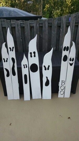 Ghost Fence Boards, Halloween Decorations Fence, Fence Planks Projects, Pallet Wood Halloween Decorations, Halloween Pallet Ideas, Fence Picket Projects, Halloween Pallet Signs, Halloween Pallet Projects, Pallet Halloween Decorations