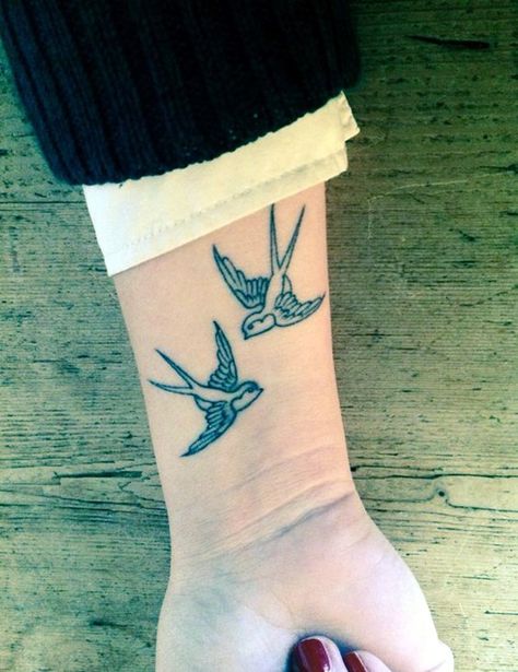 Swallow Tattoo Wrist, Sparrow Tattoos, Swallow Tattoos, Swallow Tattoo Design, Swallow Bird Tattoos, Little Bird Tattoos, Tiny Bird Tattoos, Tato Tradisional, Tattoo On Wrist