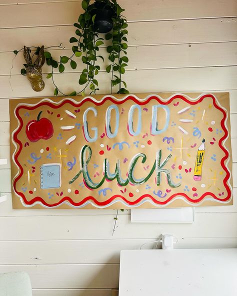 Little spotlight on end of year pieces School leavers, last day, handpainted and unique thank yous 🫶✨ Senior Year Fun, End Of Year Party, Kindergarten Classroom Decor, School Leavers, Graduating Teacher, School Banner, Hand Lettering Art, Paper Banners, End Of School Year