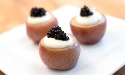 Red Potato Appetizers, How To Serve Caviar, Creme Fraiche Recipes, Gourmet Food Plating, Caviar Recipes, Baby Red Potatoes, Potato Bites, Baby Red, Red Potatoes