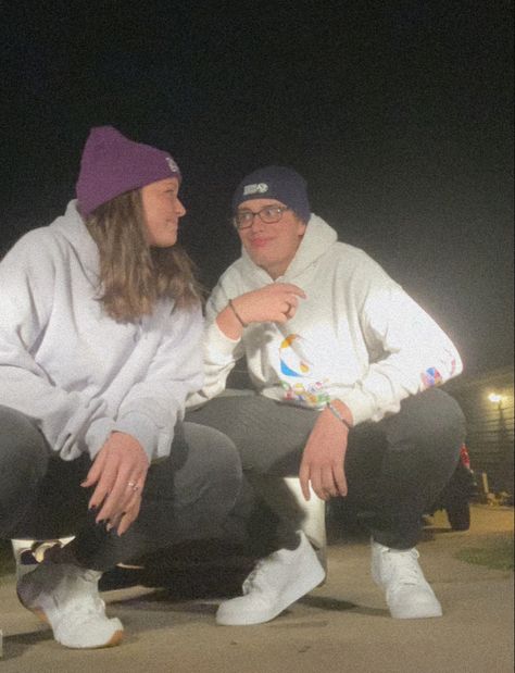 Cute couple matching for fall weather in a beanie, hoodie, black jeans, and white shoes! Outfits With Beanies, Cute Couple Matching, Hoodie Weather, Couples Outfits, Boo Thang, Couple Matching, Couple Photo, Couple Outfits, White Shoes