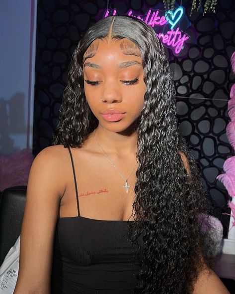 Hairstyles Center Part, Middle Part Edges, Middle Part Curls, Frontal Wig Hairstyles, Birthday Hairstyles, Cute Curly Hairstyles, Quick Weave Hairstyles, Braided Cornrow Hairstyles, Center Part