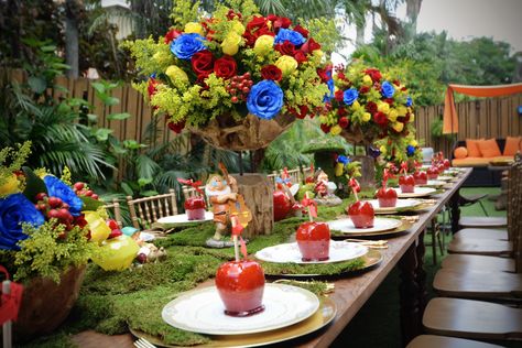 Table setting for Snow White themed birthday party. Your guest will love these delicious candy apples. Snow Themed Table Decorations, Snow White 15 Birthday Party, Snow White Table Decor, Snow White Table Decorations, Snow White Quinceanera Theme, Snowwhite Birthday Party, Snow White Centerpiece Ideas, Snow White Themed Birthday Party, White Themed Birthday Party