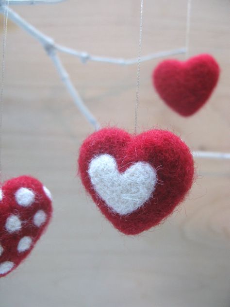 make a little valentine day tree with spray painted branches and felt ornaments Needle Felted Christmas, Needle Felting Diy, Wool Felt Projects, Needle Felting Tutorials, Needle Felting Projects, Felt Decorations, Felting Tutorials, Heart Ornament, Felt Christmas Ornaments