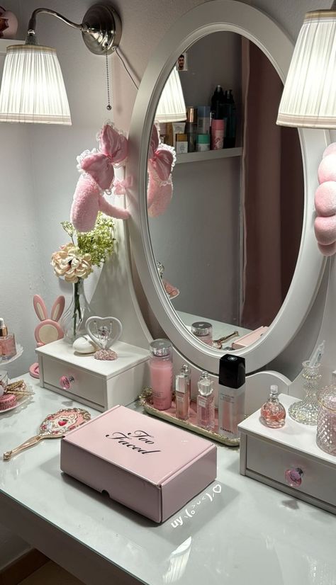 Pink Dorm Rooms, Girly Bathroom, Table Makeup, Pink Dorm, Girly Apartments, Bedroom Dressing Table, Small Room Decor, Desk Makeover, Bedroom Setup