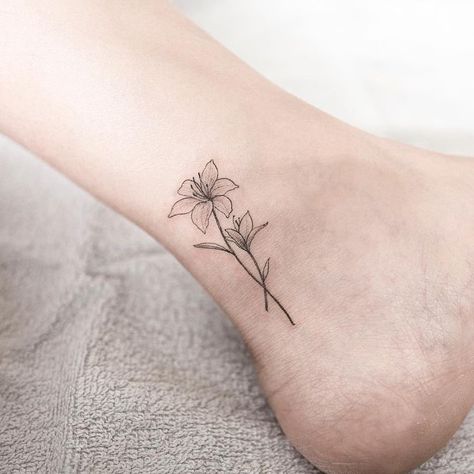 La force et la beauté de la fleur de lys ont confirmé sa place dans les différentes cultures du monde. Bmth Tattoo, Tattoo Wallpaper, Sanskrit Tattoo, Band Tattoos, Tattoo Convention, Blue Tattoo, Floral Tattoo Sleeve, Lily Tattoo, Rose Tattoo Design