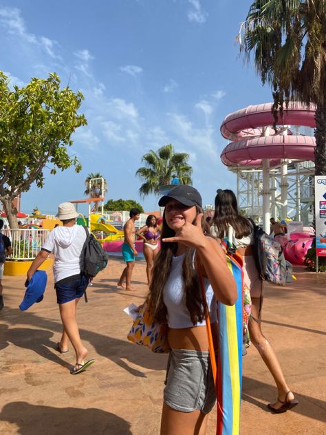 Water Park Photoshoot Ideas, Water Parks Aesthetic, Water Park Aesthetic Photos, Water Park Aesthetic Friends, Waterpark Aesthetic Friends, Aqua Park Aesthetic, Waterpark With Friends, Water Park With Friends, Waterpark Picture Ideas