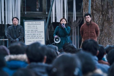 👉 🔗 Read: https://www.hancinema.net/photos-new-stills-added-for-the-upcoming-korean-movie-concrete-utopia-170480.html #kmovie #kfilm #cinema #KoreanFilm #KoreanCinema #KoreanMovie #Korea #Korean Concrete Utopia Korean Movie, Concrete Utopia, Seoul Apartment, A Serbian Film, Movie Korean, When The World Ends, Lee Byung Hun, Park Seo Joon, Park Bo Young