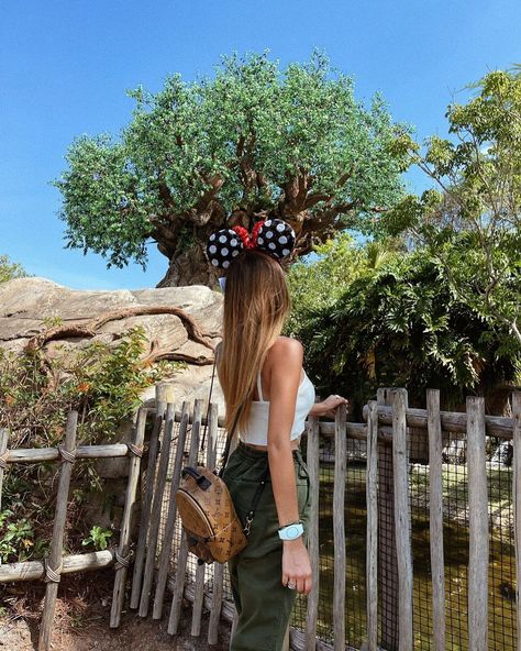 Estefania Ornelas (Steph) on Instagram: “Foto ahora en Animal Kingdom ✨✨✨ #disneyworld #animalkingdom #ootd” Animal Kingdom Outfit Winter, Outfits For Animal Kingdom, Animal Kingdom Photo Ideas, Disney Outfit Summer, Animal Kingdom Picture Ideas, Orlando Pictures, Disney Outfits Summer, Animal Kingdom Outfit, Disney Poses