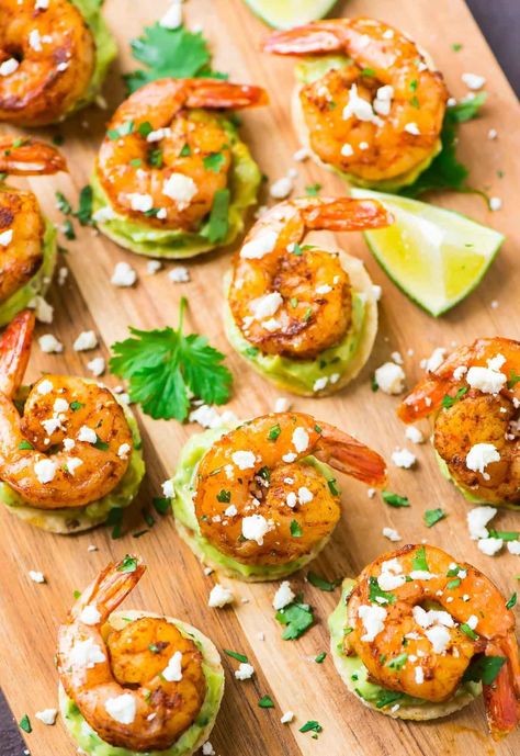 Shrimp Guacamole Bites {Crowd-Pleasing Appetizer!} - WellPlated.com Shrimp Chips Recipe, Shrimp Tostada, Shrimp Guacamole, Appetizers Shrimp, Shrimp Chips, Guacamole Bites, Chipotle Recipes, Food Shrimp, Spicy Guacamole