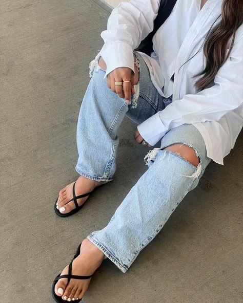 Tkees Sandals Outfit, Tkees Sandals, Spring Lookbook, Sandals Outfit, Easy Breezy, Ripped Jean, Gift Shop, Mom Jeans, Personal Style