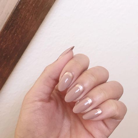 Maroon Half Moon Nails, Cuffed Nail Designs, Cuffing Nail, Gold Half Moon Nails, Half Moon Nail Designs, Cuticle Nail Art, Nude Nail Art Designs, Golden Nail Art, Nude Nail Art