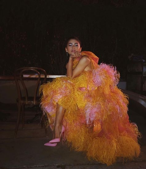 Zendaya. Via Vogue.com K C Undercover, Estilo Zendaya, Chloe Halle, Zendaya Maree Stoermer Coleman, High Fashion Couture, Zendaya Outfits, Zendaya Style, Marc Jacobs Dress, The Invitation