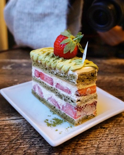 Matcha Cakes, Cupcake With Strawberry, Matcha Cupcakes, Japanese Tea Room, Matcha Hot Chocolate, Matcha Strawberry, Matcha Cafe, Baking List, Strawberry Matcha