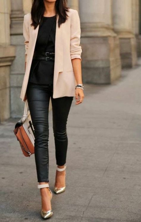 Beige jacket over all black casual top and pants. Mode Edgy, Elegantes Outfit Frau, Casual Party Outfit, Office Casual Outfit, Spring Work Outfits, Stylish Blazer, Black Leather Pants, Black Outfits, Stylish Work Outfits