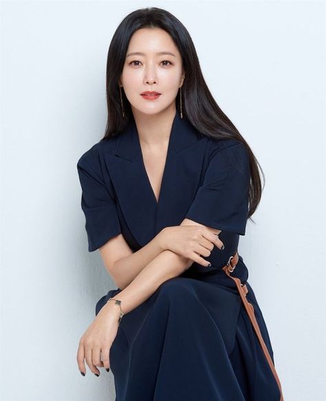 Kim Hee Sun, Doctor For Kids, Corporate Women, Korean Face, Corporate Headshots, Korean Artist, Female Poses, Girl Mom, Kpop Fashion Outfits