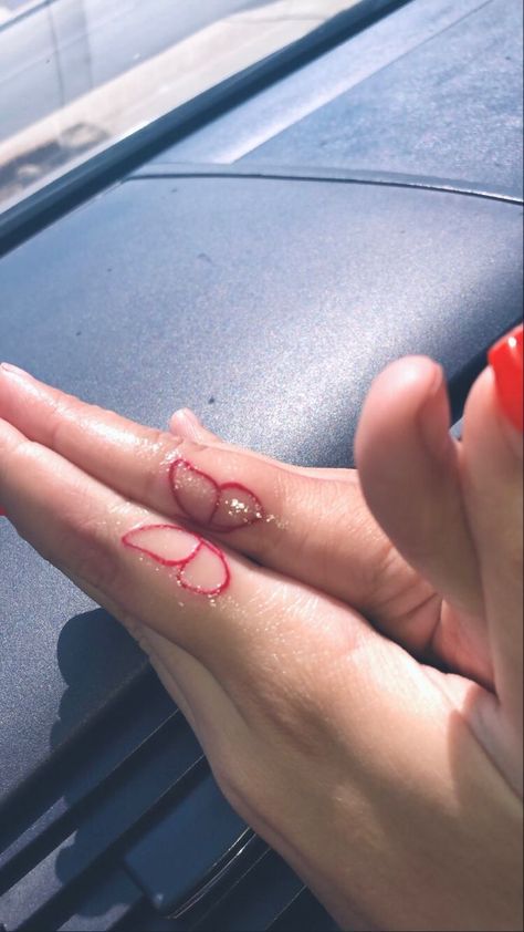 Matching Tattoos For Opposite Best Friends, Cute Matching Finger Tattoos, Connecting Finger Tattoos, Sister Tattoos Finger, Friendship Tattoos Finger, Matching Sister Tattoos Funny, Matching Finger Tats, Small Tattoos Sisters, Finger Matching Tattoos