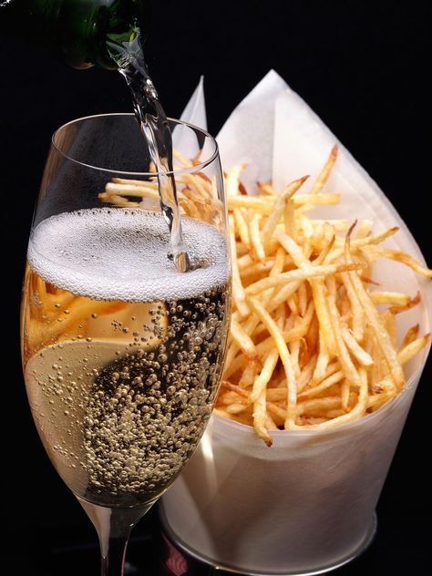 Champagne and Fries (food pairing) #wineandcheese Wine Party Appetizers, Drinking Champagne, Leftover Pizza, Champagne Taste, Wine Tasting Party, Champagne Party, Wine Food Pairing, A Glass Of Wine, Food Pairings