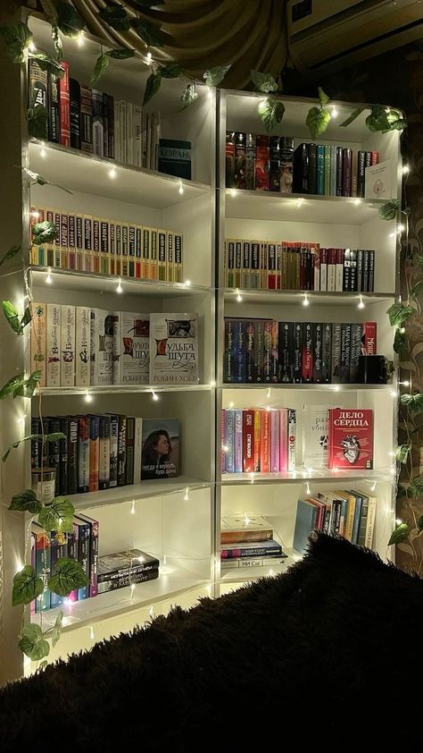 Led Lights Bookshelves, Light Up Bookshelf, Fairy Lights On Bookshelf, Bookshelf With Fairy Lights, Fairy Lights Bookshelf, Bookworm Room Aesthetic, Bookshelf Lighting Ideas, Libreria Aesthetic, Bookshelf Decor Aesthetic