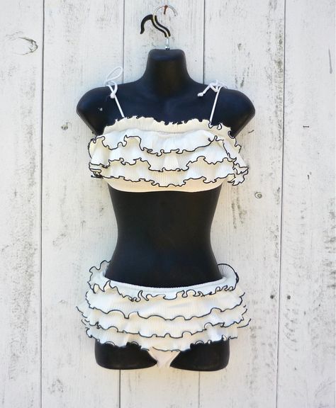 1960` bikini Frilly Swimsuit, 60s Bathing Suit, Swimsuit Vintage, 1960 Fashion, 1960s Outfits, Vintage Bathing Suits, Vintage Swim, Vintage Swimwear, Vintage Swimsuits