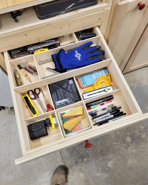 Power Tool Storage Drawer, Tool Drawer Storage, Woodshop Storage, Bolt Storage, Making Drawers, Hobby Room Design, Nut And Bolt Storage, Workbench With Drawers, Cabinet Woodworking Plans