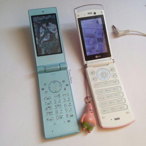 Black Gyaru, 2000s Phone, Girl Pink Aesthetic, Flip Phone Aesthetic, Japanese Gyaru, Gyaru Y2k, Princess Accessories, Tokyo Shibuya, Tech Aesthetic