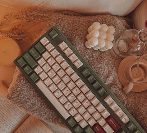 Matcha Red Bean, Comfortable Bedroom Decor, Cozy Desk, Dream Desk, Gamer Setup, Desk Inspo, Red Bean, Mechanical Keyboards, Cute Room Ideas