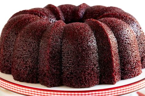 Ridiculously Easy Peppermint-Glazed Red Velvet Bundt Cake - The Café Sucre Farine Chocolate Sour Cream Pound Cake Recipe, Red Velvet Bundt Cake, Cream Cheese Pound Cake Recipe, Homemade Pound Cake, Southern Pound Cake, Chocolate Pound Cake, Chocolate Bundt, Sour Cream Pound Cake, Homemade Chocolate Cake