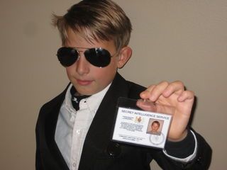 Make Your Own James Bond 007 ID Card James Bond Dresses, James Bond Theme Party, James Bond Outfits, 007 Party, Bond Outfits, Detective Costume, James Bond Party, James Bond Theme, Holiday Party Attire