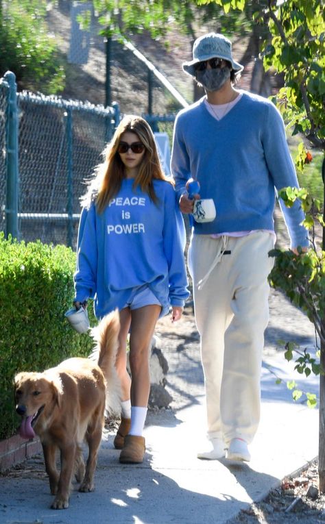 Hailey Bieber Fleece, Kendall Jenner Walking Dog, Hailey Beiber Papparazi, Dua Lipa And Anwar Hadid Paparazzi, Emily Ratajkowski Walking His Dog, Olivia Jade, Jacob Elordi, Cold Outfits, Influencers Fashion