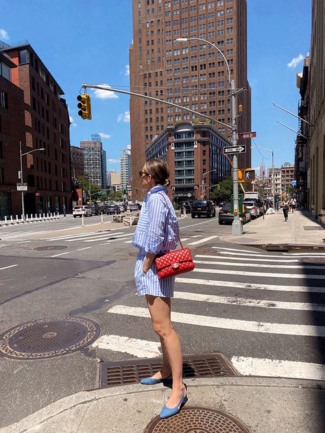 woman wearing Casual Summer Outfits in blue stripes Blue Flats Outfit, Flats Outfit Summer, Red Purse Outfit, Blue Bag Outfit, Red Bag Outfit, Chanel Bag Outfit, Flat Shoes Outfit, Brooklyn Blonde, Purse Outfit