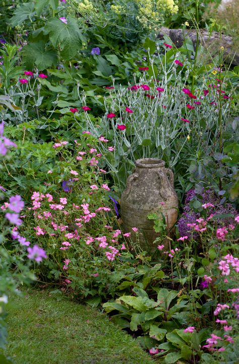 Small Garden Design Ideas Layout, Small English Garden, Rustic Pathways, Garden Design Ideas Layout, Cottage Garden Borders, Small Garden Design Ideas, Country Cottage Garden, Front Garden Design, Cottage Garden Plants